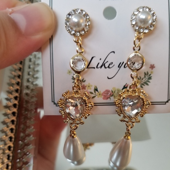 Royal crystal heart dangle pearl earrings - Picture 4 of 5